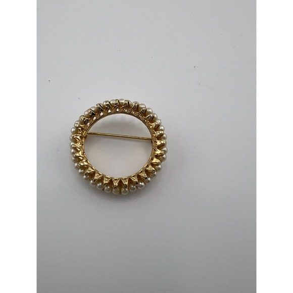 Vintage Women's Jewelry‎ Gold-Tone White Pearl Round Ring Scarf Brooch Pin - Picture 1 of 12